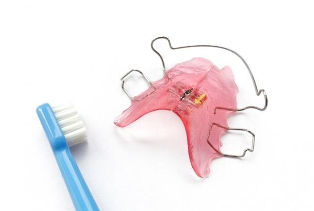 矯正装置と歯ブラシ